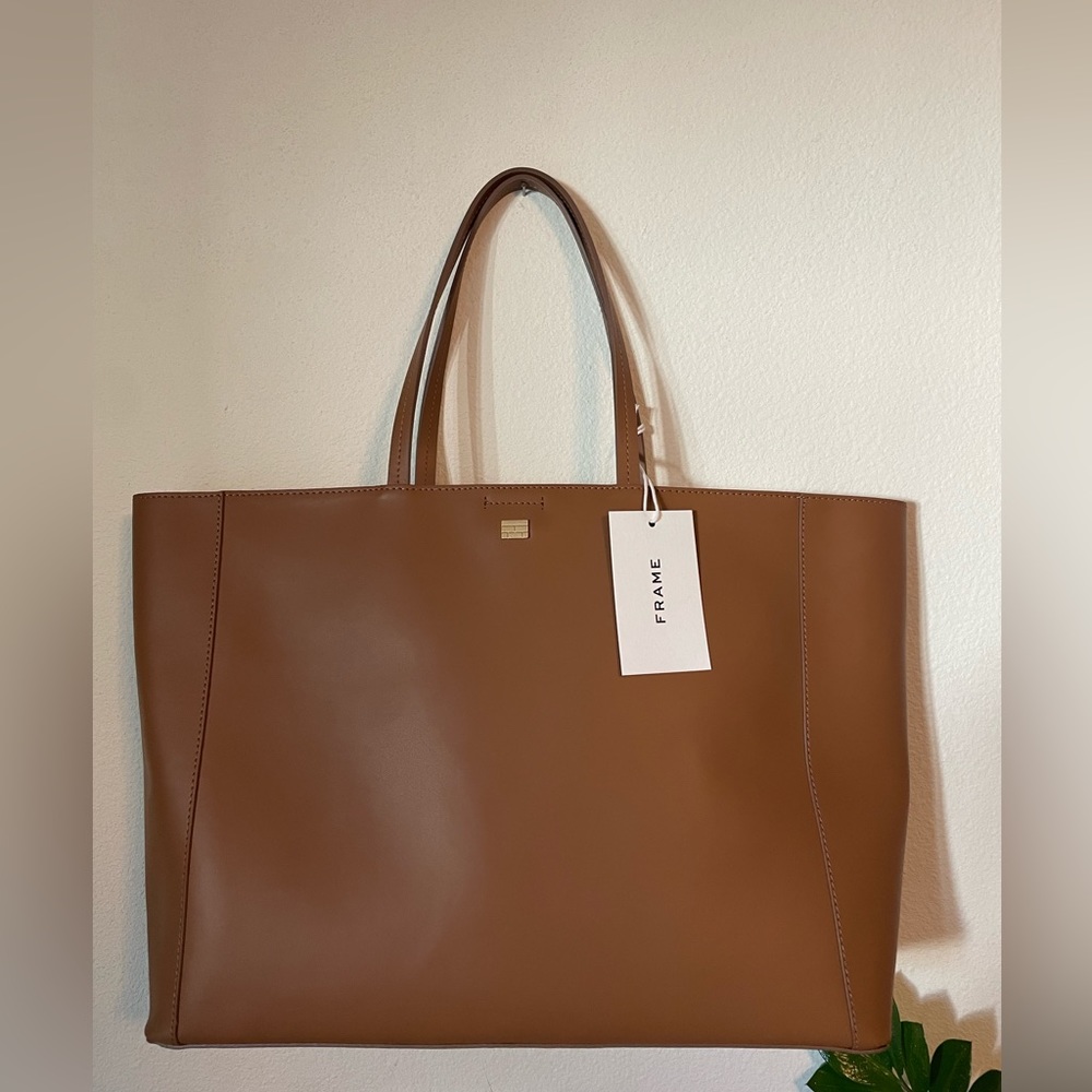 Frame Le Signature Tote in Camel